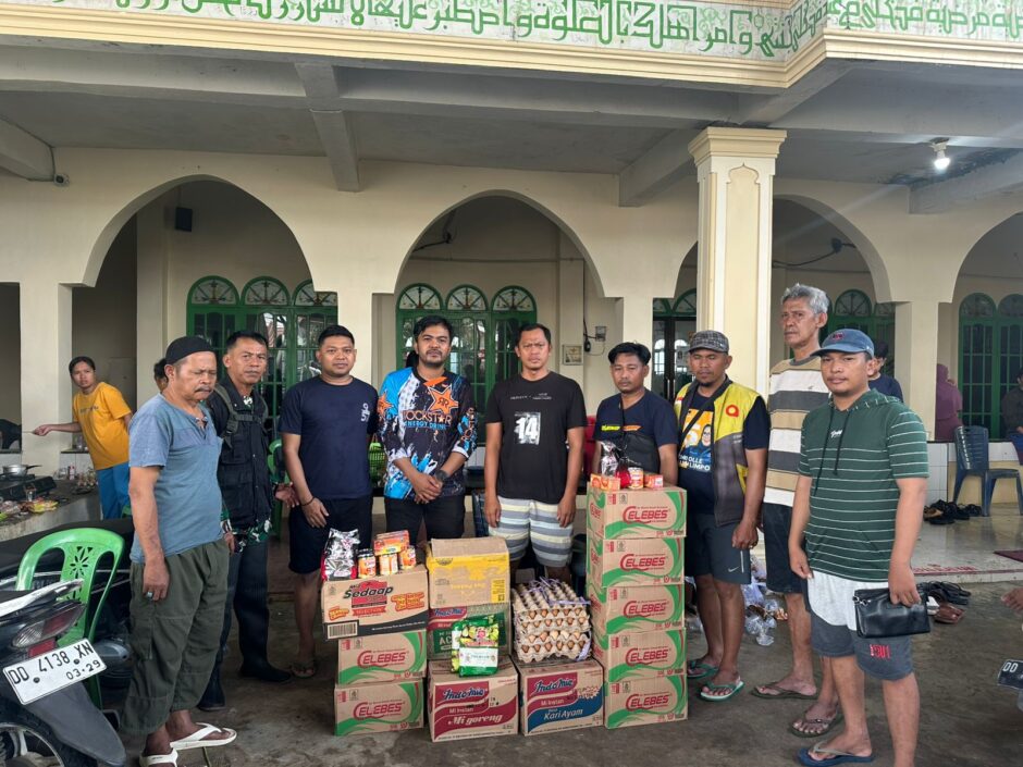 Bakti Sosial di Tengah Bencana: Pemerintah Desa dan Babinsa Moncongloe Beri Bantuan Sembako
