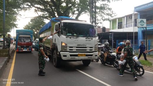 TNI Koramil Mandai Bagikan Takjil di Jalan, Pengendara: “Alhamdulillah, Dapat Kejutan Manis!”