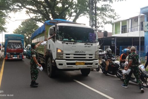 TNI Koramil Mandai Bagikan Takjil di Jalan, Pengendara: “Alhamdulillah, Dapat Kejutan Manis!”