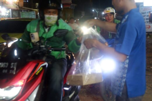Warkop Deal Bagikan 200 Paket Takjil sebagai Wujud Toleransi di Bulan Ramadhan.