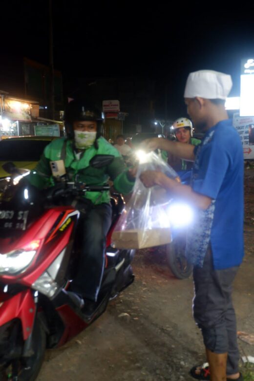 Warkop Deal Bagikan 200 Paket Takjil sebagai Wujud Toleransi di Bulan Ramadhan.