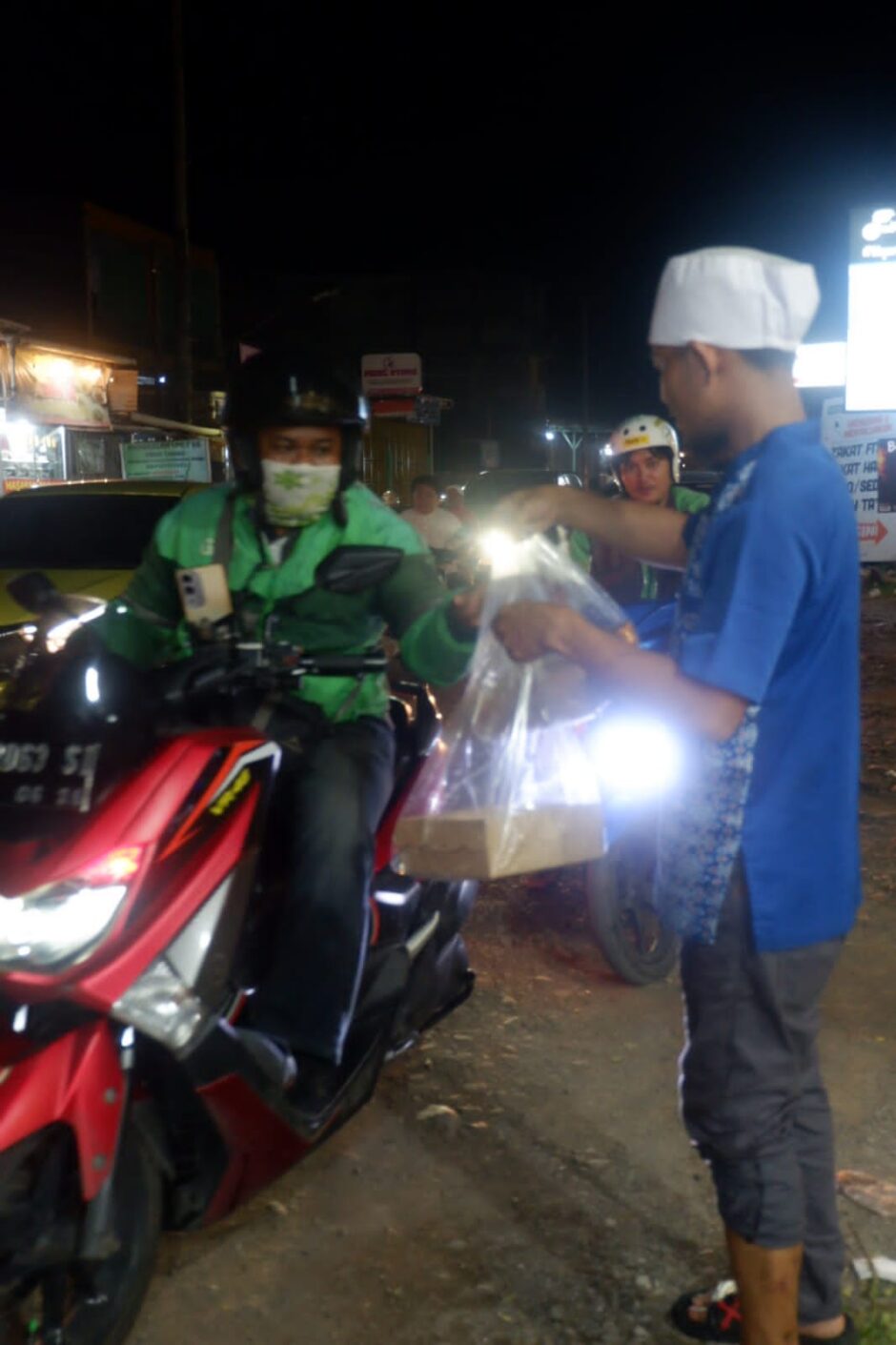 Warkop Deal Bagikan 200 Paket Takjil sebagai Wujud Toleransi di Bulan Ramadhan.