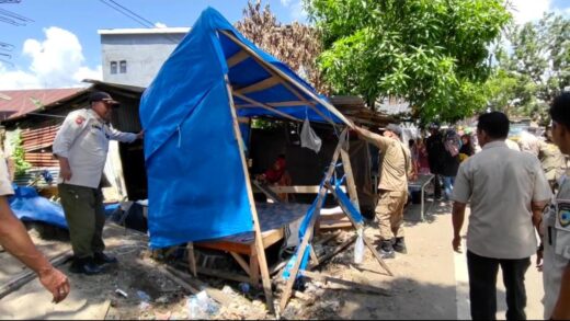 Satpol PP Maros Bongkar 9 Lapak PKL yang Ganggu Jalan