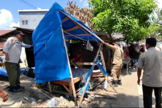 Satpol PP Maros Bongkar 9 Lapak PKL yang Ganggu Jalan