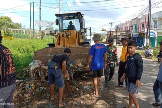 Sinergi Peduli Lingkungan, Kades Moncongloe, Babinsa dan Binmas Kompak Kerja Bakti Bersihkan Sampah