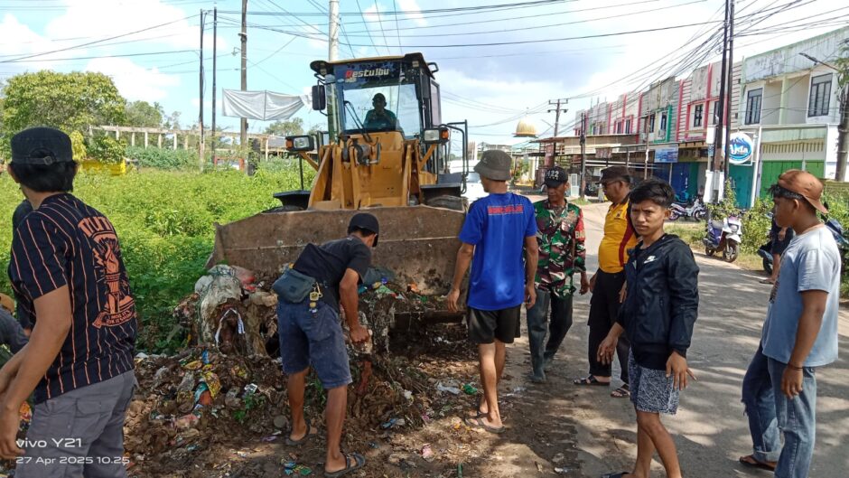 Sinergi Peduli Lingkungan, Kades Moncongloe, Babinsa dan Binmas Kompak Kerja Bakti Bersihkan Sampah