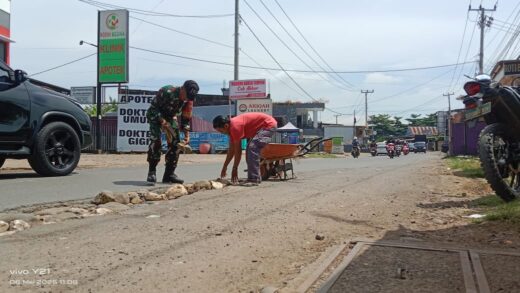 Jalan Poros Moncongloe Rusak Parah, Babinsa Ajak Warga Gelar Kerja Bakti