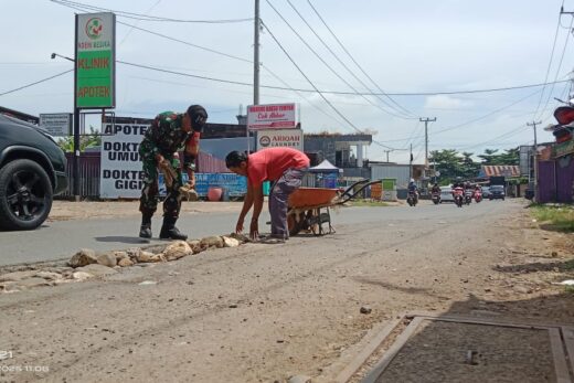 Jalan Poros Moncongloe Rusak Parah, Babinsa Ajak Warga Gelar Kerja Bakti