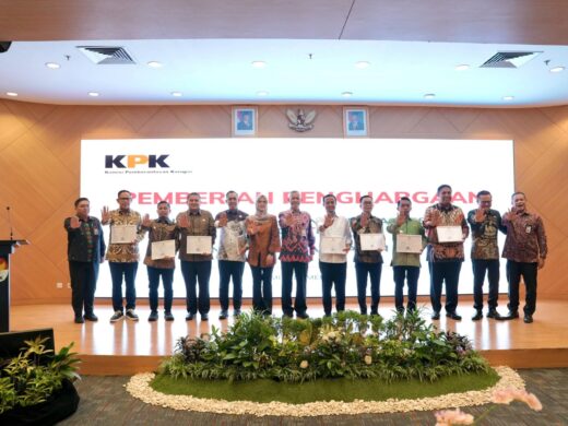 Bupati Chaidir Syam Terima Penghargaan KPK untuk Pemerintah Kabupaten Maros