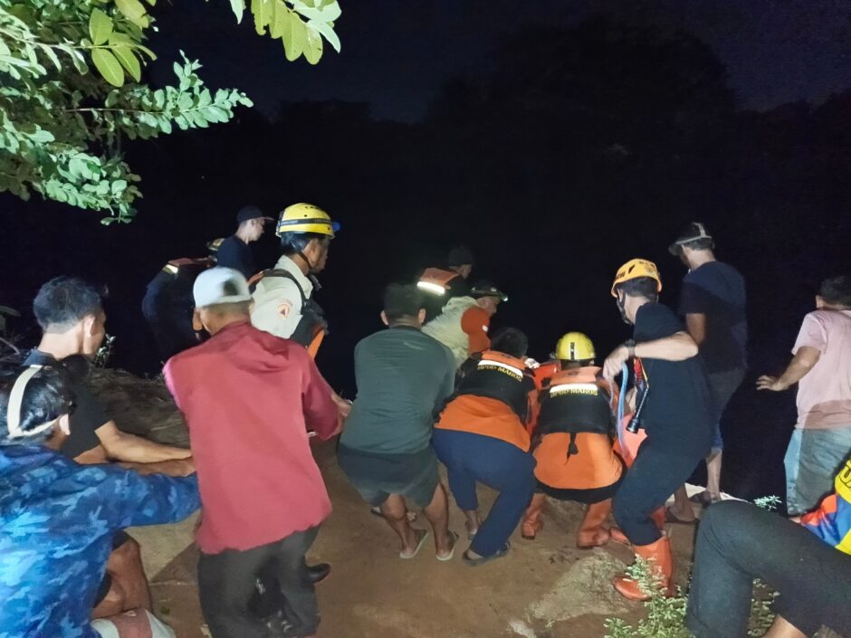 BPBD Maros Evakuasi Lansia Terperosok ke Sungai
