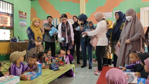 Dua Sekolah di Pelosok Maros Dikunjungi Ibu Wapres, Guru Terharu dan Warga Antusias