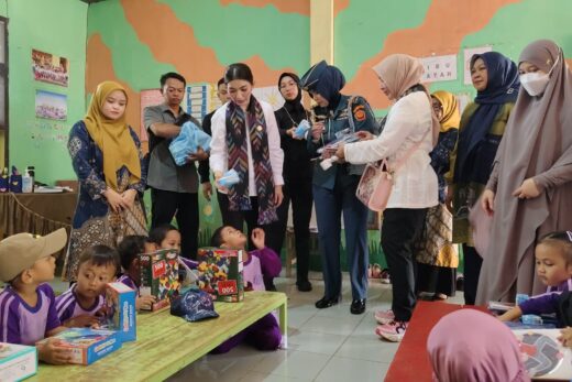Dua Sekolah di Pelosok Maros Dikunjungi Ibu Wapres, Guru Terharu dan Warga Antusias