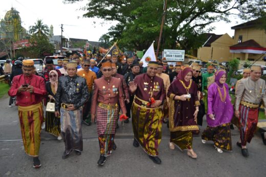 Ribuan Warga Tumpah Ruah di Kirab Budaya Maros, Warnai HUT ke-66 dengan Semangat Tradisi