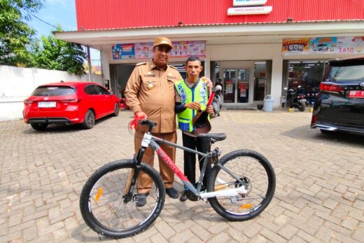 Viral! Pak Ogah di Maros Dapat Hadiah Sepeda dari Bupati karena Bantu Ambulans