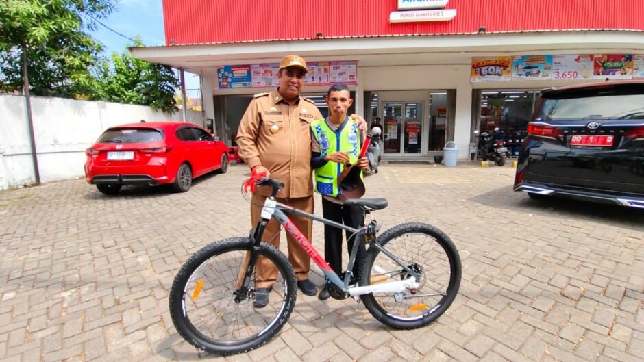 Viral! Pak Ogah di Maros Dapat Hadiah Sepeda dari Bupati karena Bantu Ambulans