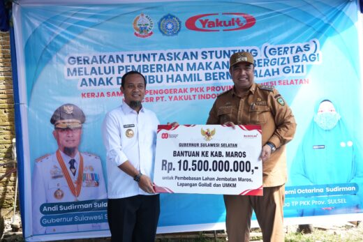 Gubernur Sulsel Serahkan Rp10 Miliar untuk Pemda Maros