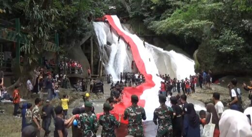 Spektakuler, Bendera 80 Meter Hiasi Air Terjun Bantimurung Saat HUT Kemerdekaan