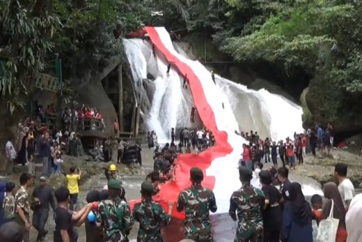 Spektakuler, Bendera 80 Meter Hiasi Air Terjun Bantimurung Saat HUT Kemerdekaan