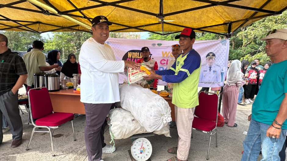 Tukar Sampah Dapat Sembako, Pemkab Maros Rayakan World Clean Up Day di Pasar Tramo