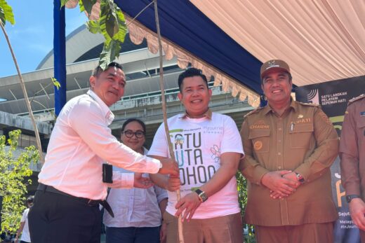 Bupati Maros Tanam Pohon Tabebuya, Dukung Program Penghijauan Bandara Sultan Hasanuddin