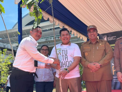 Bupati Maros Tanam Pohon Tabebuya, Dukung Program Penghijauan Bandara Sultan Hasanuddin