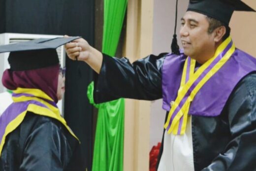 Bupati Maros Wisuda Ibunya Sendiri di Sekolah Lansia, Momen Haru Warnai Acara