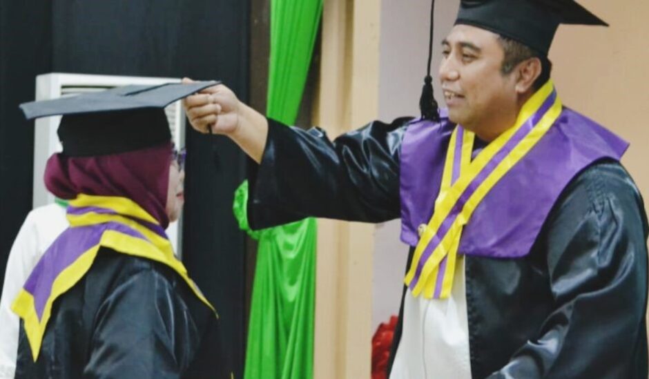 Bupati Maros Wisuda Ibunya Sendiri di Sekolah Lansia, Momen Haru Warnai Acara