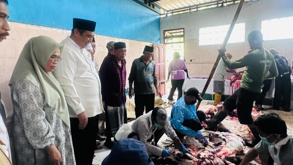 350 Kantong Daging Kurban Bantuan Presiden RI Dibagikan ke Warga Camba