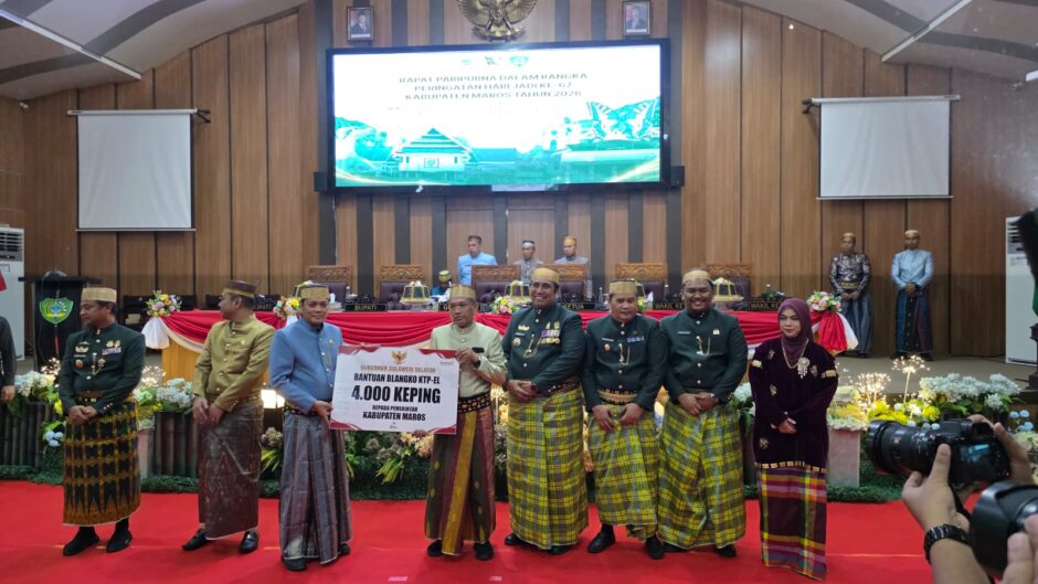 HUT Maros, Gubernur Sulsel Serahkan Bantuan Infrastruktur hingga UMKM