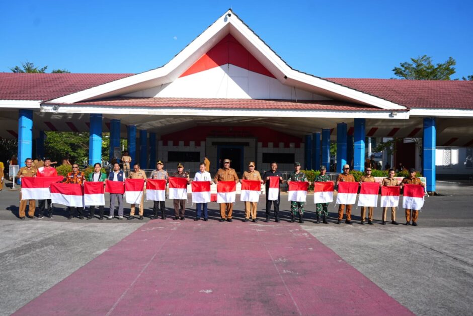 Pemkab Maros Salurkan 1.000 Bendera Merah Putih Untuk Warga Kurang Mampu