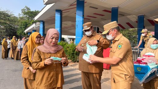 Bupati Maros Bagi-bagi Masker Ke ASN 
