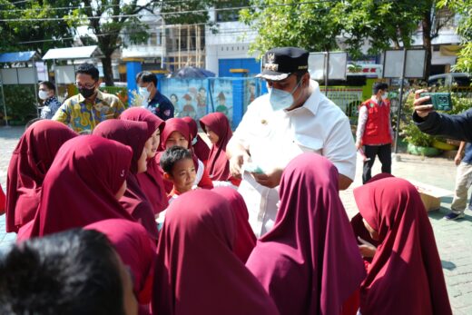 Kualitas Udara Buruk, Pemkab Maros Bagikan Masker ke Siswa